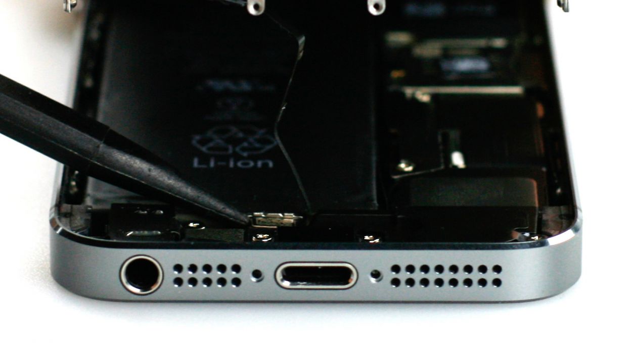 iPhone 5s Lightning Connector traces